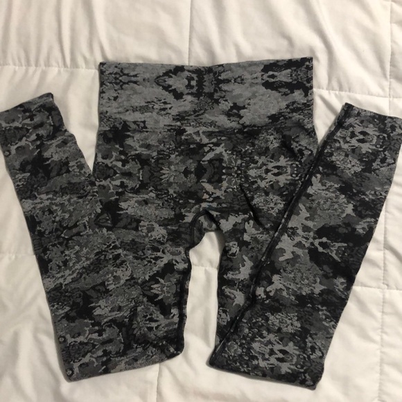 ♦️SOLD♦️Camo leggings by Women’s best sz. medium - Picture 5 of 7